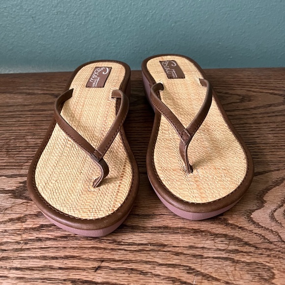 Scott’s Stylish Caramel Brown and Tan Flip-Flops Size 7 NWOT - Picture 1 of 7